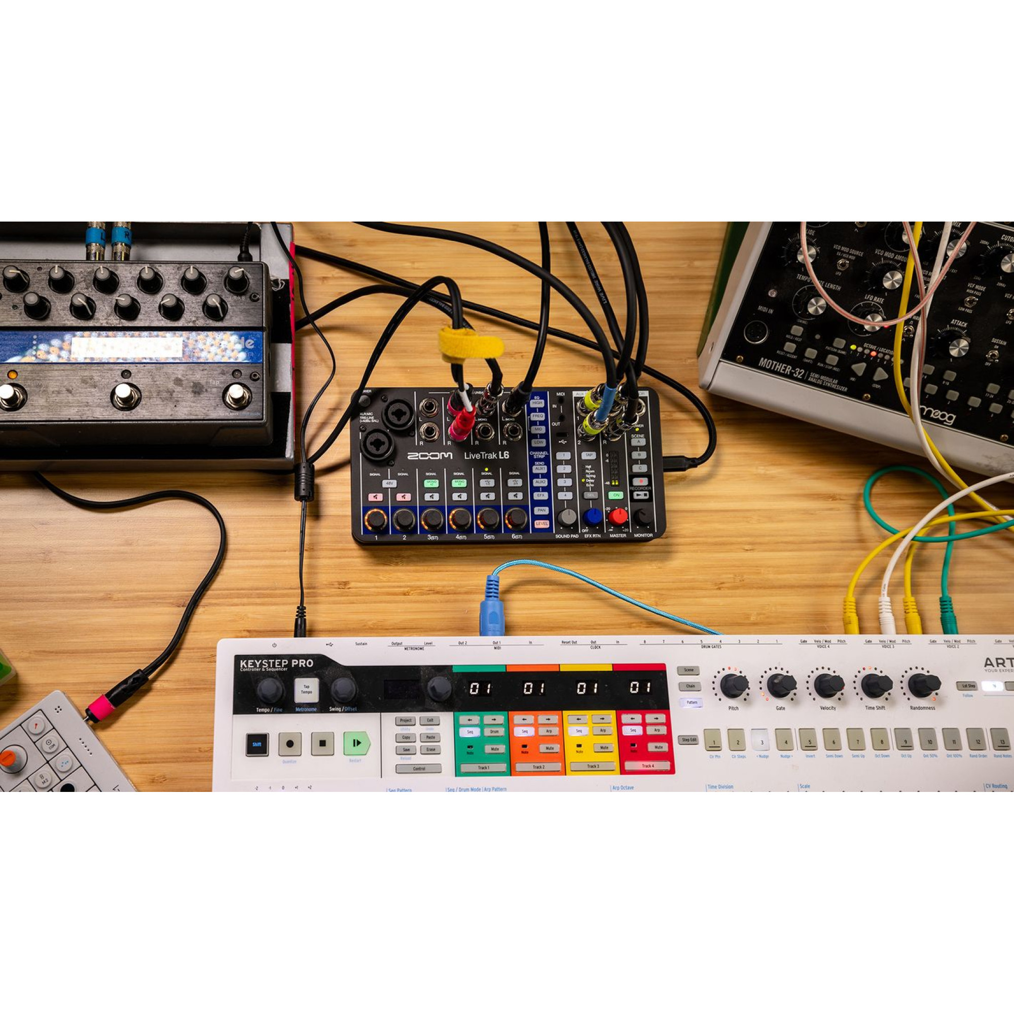 Compact digital mixing console and recorder Zoom LiveTrak L-6