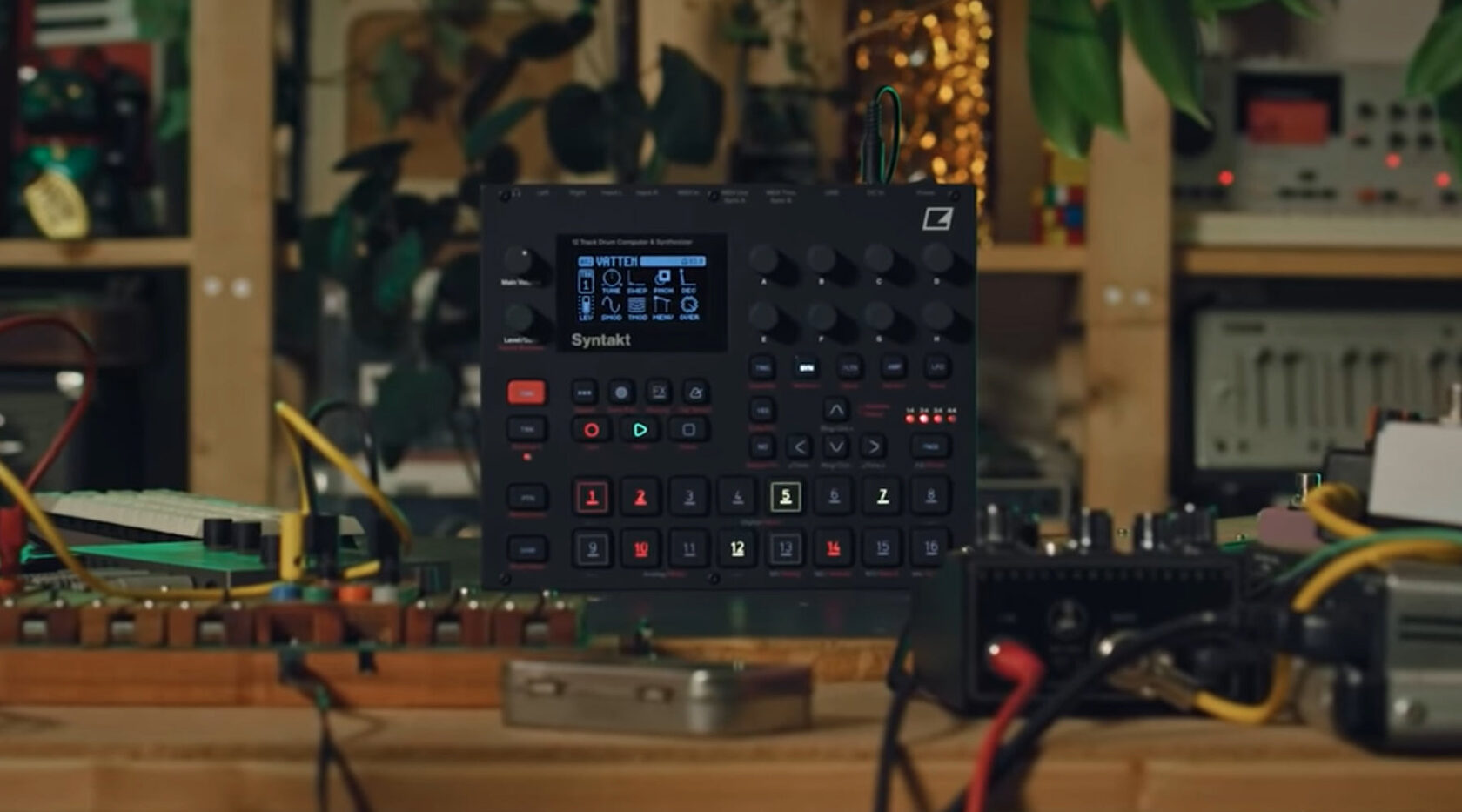 Аналогово-цифровой синтезатор грувбокс секвенсор Elektron Syntakt 
